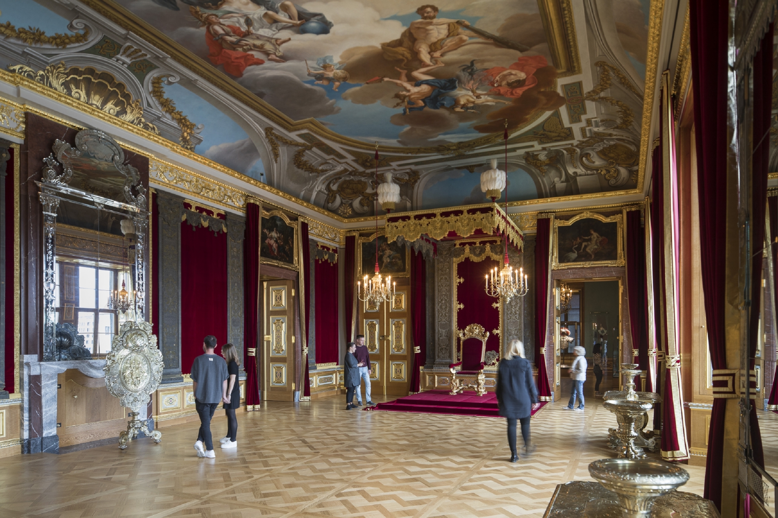 Audienzgemach Augusts des Starken Koenigliche Paraderaeume Residenzschloss Dresden Ein prunkvoller Raum mit Deckenmalerei und Thron.