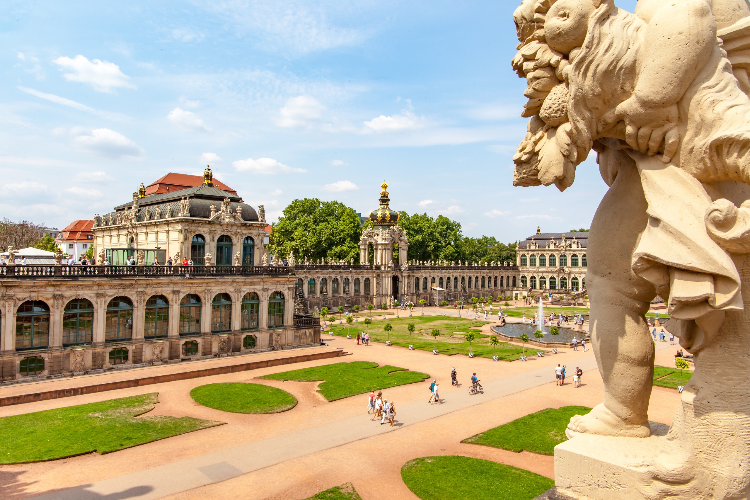 Dresden Zwinger Blick auf den Zwinger, vorbei an einer barocken Skulptur.