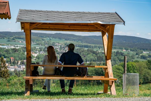 Pärchen macht eine Pause beim Wandern