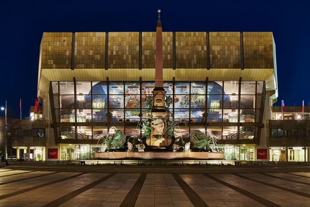 Beleuchtetes Gewandhaus bei Nacht