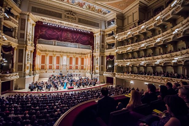 Besucher der Semperoper lauschen gebannt einem Konzert auf der Bühne