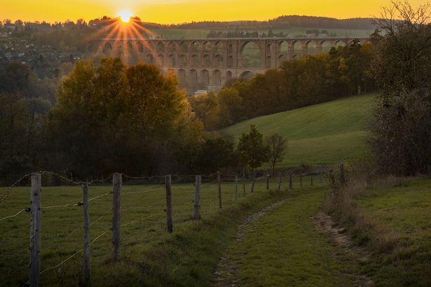 Viadukt aus Ziegelsteinen mit zahlreichen Bögen