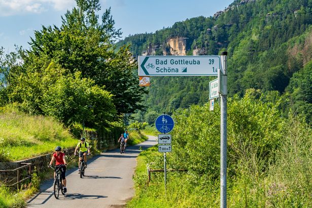 Radweg mit Radfahrern und Beschilderung